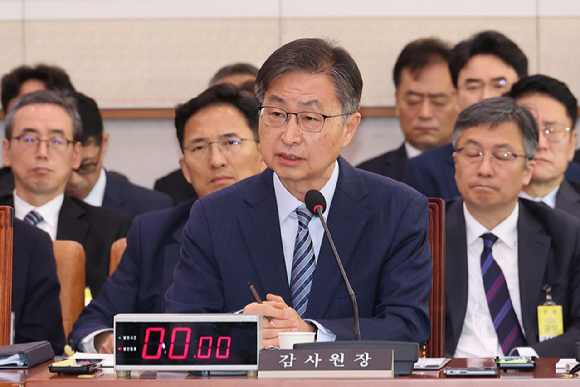  최재해 감사원장이 16일 서울 여의도 국회에서 열린 감사원 등에 대한 법제사법위원회 국정감사에서 의원 질의에 답하고 있다. [사진=연합뉴스]