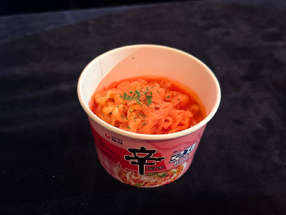 조용철 농심 대표이사가 13일 서울 롯데호텔 크리스탈 볼룸서 열린 신라면 40주년 기자간담회에서 발언하고 있다. [사진=농심]
