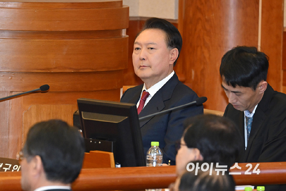윤석열 대통령이 23일 서울 종로구 헌법재판소에서 열린 탄핵심판 4차 변론에 출석하고 있다. [사진=사진공동취재단]