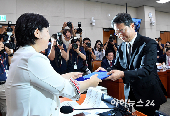 김승원 법무부 장관 후보자가 15일 서울 여의도 국회 법제사법위원회에서 열린 인사청문회에서 서영교 위원장에게 선서문을 제출하고 있다. [사진=곽영래 기자]