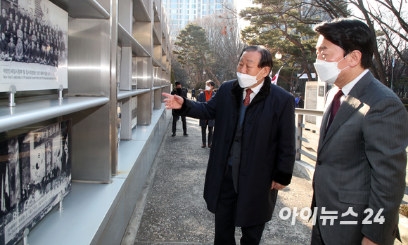 안철수 국민의당 대선후보가 24일 서울 강남구 도산공원 도산 안창호기념관을 찾아 전시품을 살펴보고 있다. [사진=국회사진취재단]