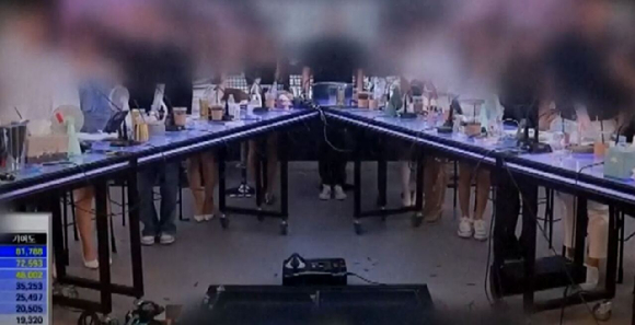 인터넷 방송 BJ들에게 거액을 쏟아부은 남성이 숨진 채 발견돼 유족이 해당 BJ 등을 사기죄로 고소했다. 사진은 '엑셀 방송'에는 후원을 받은 뒤 춤을 추고 있는 BJ. [사진=JTBC 보도화면 캡처]