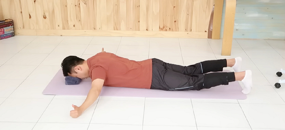 여자들에게 승모근은 사랑받지 못한다. '조금이라도 커지면 어쩌나'하는 불안감 때문에 운동은커녕 없애기 급급하다. 사진은 승모근에 침을 맡는 모습. [사진=픽셀스]