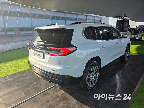 헥터 비자레알 GM 한국사업장 사장이 27일 경기도 김포시 한국타임즈항공에서 열린 'GMC 브랜드 데이'에서 발표하고 있다. [사진=김종성 기자]