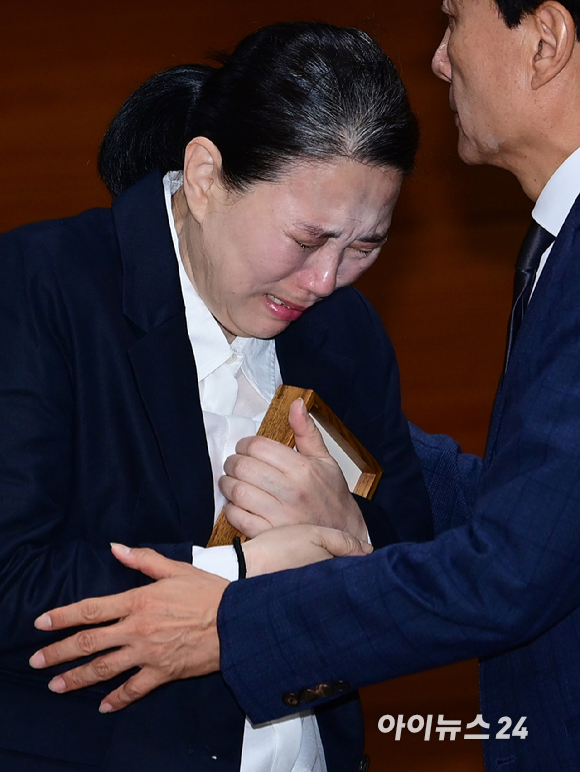 MBC가 15일 오전 서울 상암동 MBC신사옥에서 기상캐스터 故 오요안나의 사망에 대해 공식 사과하고 유족에 합의문 전달식 가졌다. 故 오요안나 명예사원증을 안고 오열하는 어머니 장연미 씨와 위로하는 안형준 MBC 사장. [사진=정소희 기자]