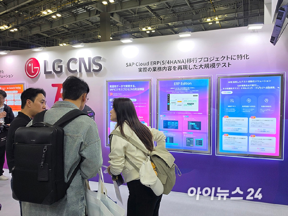 지난 8일 도쿄 빅사이트에서 열린 '2026 재팬 IT 위크' AI&middot;업무자동화 전시관에 마련된 LG CNS에 부스에서 LG CNS 직원들이 일본 기업 관계자들에게 퍼펙트윈을 소개하고 있다. [사진=윤소진 기자]