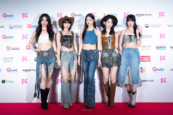 그룹 르세라핌이 지난 12일부터 14일까지 일본 마쿠하리 멧세에서 진행된 '케이콘 재팬 2023(KCON JAPAN 2023)'에 참석해 포즈를 취하고 있다. [사진=CJ ENM]