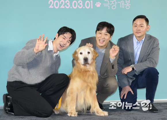 배우 유연석-차태현-김주환 감독이 '루니' 역할은 연기한 출연견과 31일 오전 서울 메가박스 성수에서 열린 영화 '멍뭉이'(감독 김주환) 제작보고회에 참석해 포토타임을 갖고 있다. [사진=정소희 기자]