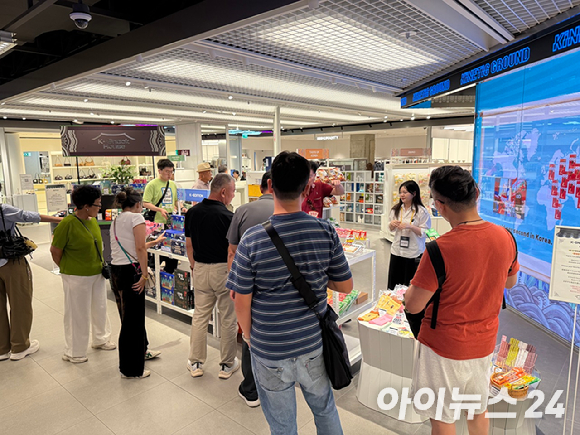롯데웰푸드의 'K-스낵 하우스'를 찾은 외국인 관광객. [사진=설래온 기자 ]