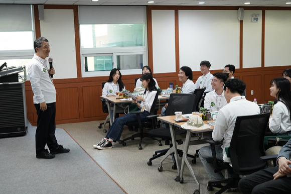 남상현 산림청장은 18일 열린 해외 파견 청년 인재 대상 간담회를 함께했다. [사진=산림청]