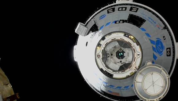 보잉의 유인우주선 '스타라이너'가 21일 오전 ISS에 도킹했다. 왼쪽에 보이는 것이 ISS의 하모니 모듈이다. [사진=NASA/보잉]