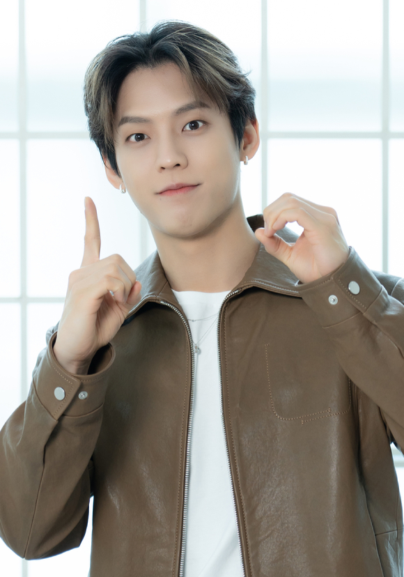 그룹 비투비 이민혁이 21일 온라인으로 진행된 비투비 정규 3집 'Be Together' 발매 기념 기자간담회에 참석해 포즈를 취하고 있다. [사진=큐브엔터테인먼트]