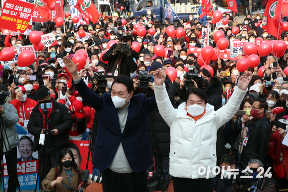 윤석열 국민의힘 대선 후보와 안철수 국민의당 대표가 7일 경기 화성시 동탄센트럴파크에서 열린 '젊은 화성, 아이 키우기 좋은 나라 만들기' 유세에서 만세를 하고 있다. [사진=국회사진취재단]