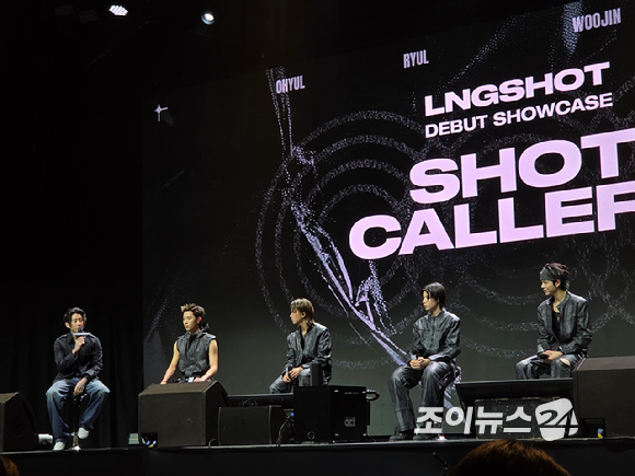 롱샷(률 우진 루이 오율)이 13일 서울 영등포구 명화라이브홀에서 열린 데뷔 EP '샷 콜러스'(SHOT CALLERS) 발매 기념 쇼케이스에서 포토타임을 갖고 있다. [사진=모어비전]