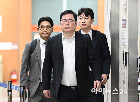 유동규 전 성남도시개발공사 본부장이 15일 서울 서초구 서울고등법원에서 열린 대장동 개발 의혹 관련 공판에 출석하고 있다. [사진=사진공동취재단]