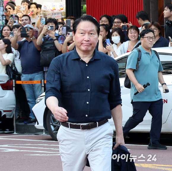 최태원 SK회장이 5일 오후 서울 서교동의 한 고깃집에서 열린 젠슨 황 엔비디아 최고경영자와의 삼겹살 회동에 참석하고 있다. [사진=곽영래 기자]