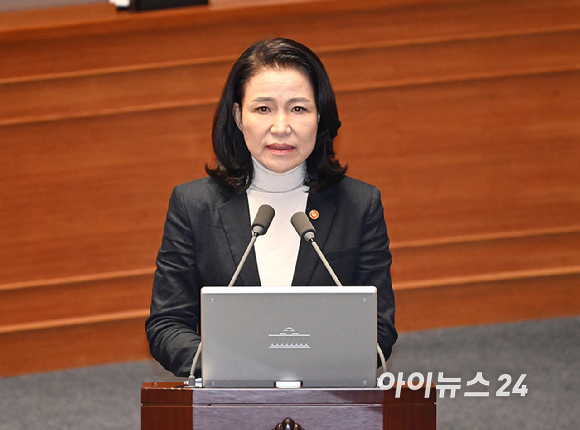 이진숙 방송통신위원장이 18일 서울 여의도 국회에서 열린 본회의에서 교육&middot;사회&middot;문화에 관한 대정부질문에 답하고 있다. [사진=곽영래 기자]