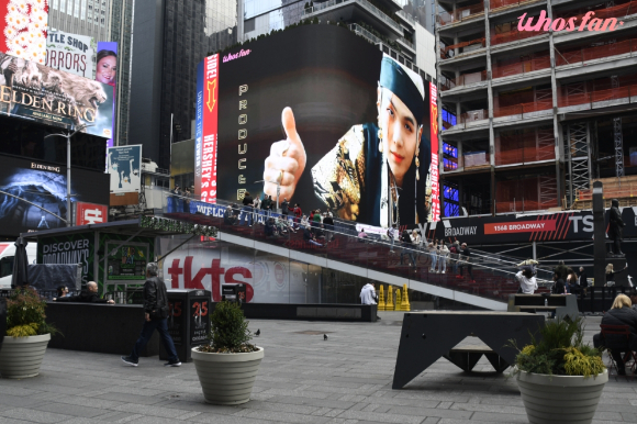 그룹 방탄소년단(BTS)의 멤버 슈가가 뉴욕 타임스퀘어 대형 전광판에 등장했다. [사진=후즈팬]