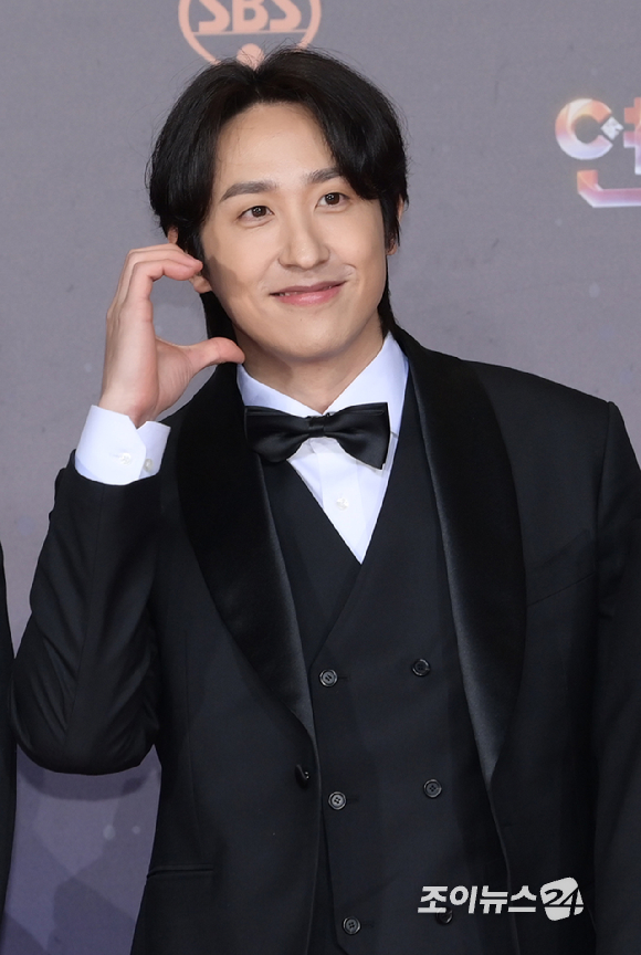 배우 안태환이 31일 오후 서울 마포구 상암동 SBS 프리즘타워에서 열린 '2022 SBS 연기대상' 레드카펫 행사에 참석하고 있다. [사진=정소희 기자]