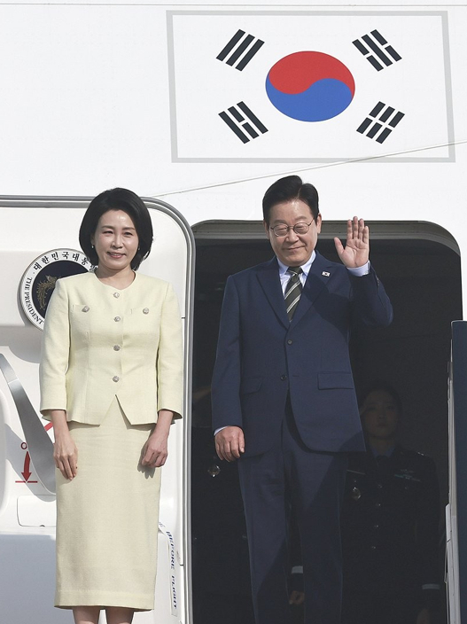 이집트 공식 방문을 마친 이재명 대통령과 김혜경 여사가 지난 11월 21일(현지시간) 남아공 주요 20개국(G20) 정상회의 참석을 위해 카이로 국제공항에서 공군 1호기에 올라 인사하고 있다. 2025.11.21 [사진=연합뉴스]