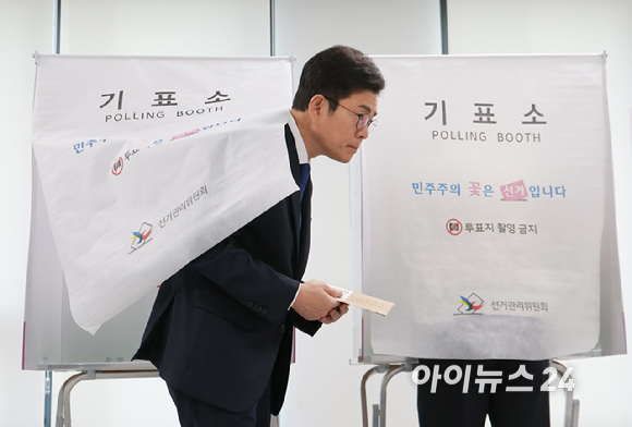 정원오 더불어민주당 서울시장 후보가 제9회 전국동시지방선거 사전투표 첫 날인 29일 오전 서울 중구 소공동행정복합청사에 마련된 사전투표소에서 투표하기 위해 기표소로 이동하고 있다. [사진=곽영래 기자]