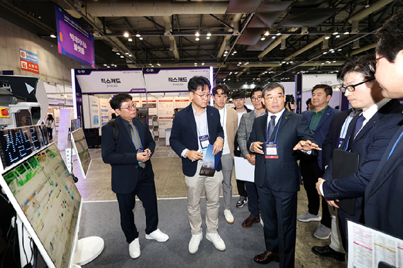 김보현 대우건설 대표이사가 스마트건설 엑스포 행사 전시장을 둘러보고 있다. [사진=대우건설]