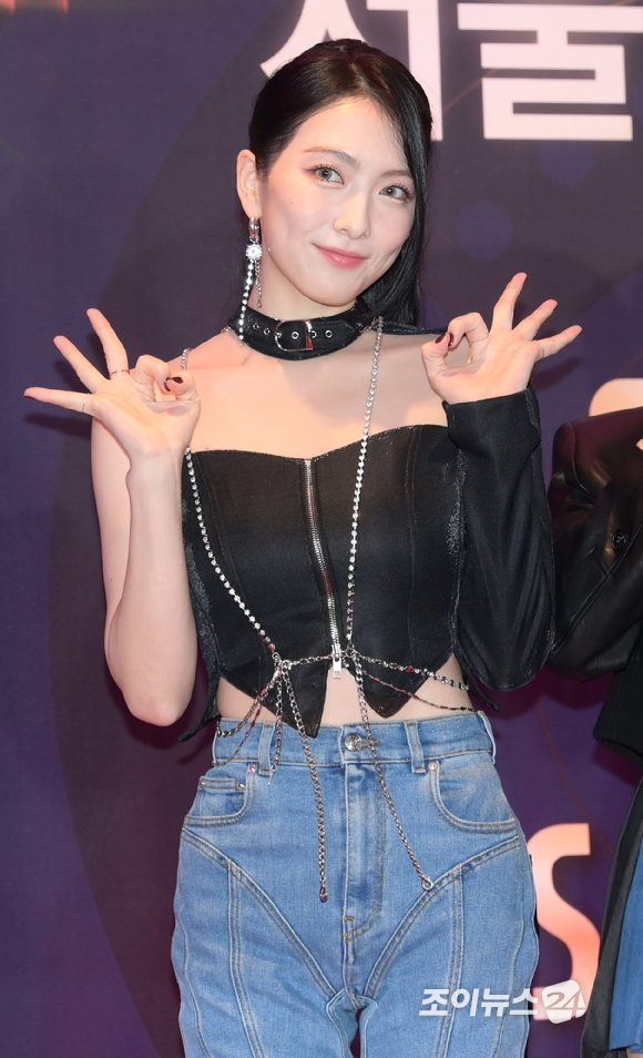그룹 카라(KARA) 강지영이 19일 서울 송파구 올림픽공원 KSPO DOME에서 진행된 '제 32회 서울가요대상' 레드카펫 행사에 참석해 포즈를 취하고 있다. [사진=정소희 기자]