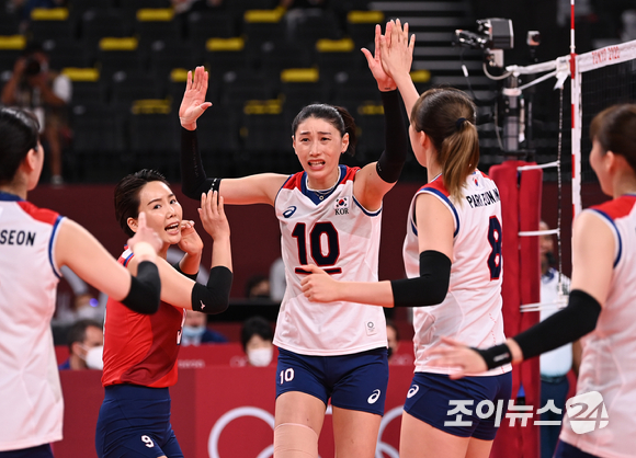 6일 오후 일본 도쿄 아리아케 아레나에서 열린 2020 도쿄올림픽 여자 배구 준결승 대한민국 대 브라질의 경기가 진행됐다. 한국 김연경이 하이파이브를 하고 있다.