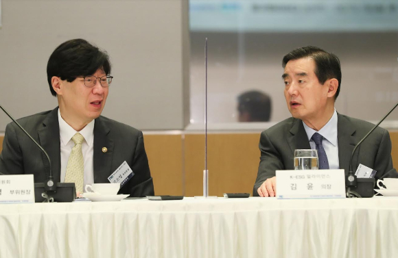 김윤 K-ESG 얼라이언스 의장(오른쪽)과 김소영 금융위 부위원장이 16일 전경련회관 컨퍼런스센터에서 열린 '제4차 K-ESG 얼라이언스 회의'에 참석해 환담을 나누고 있다. [사진=전경련 ]