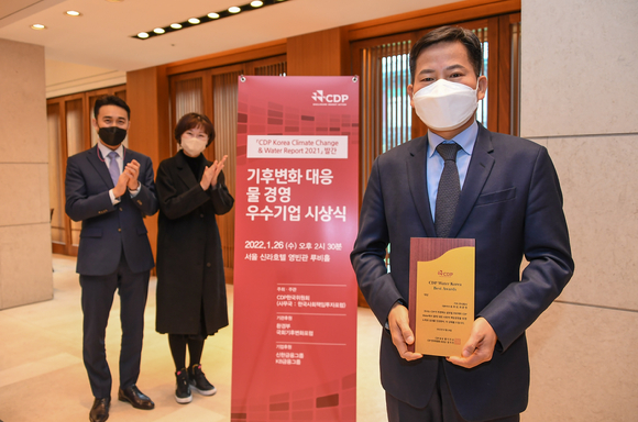 서울 신라호텔에서 열린 2021년 CDP 코리아 어워드에서 김상대 기아 기업전략실장(오른쪽)이 관계자들과 기념 촬영을 하고 있다. [사진=기아]