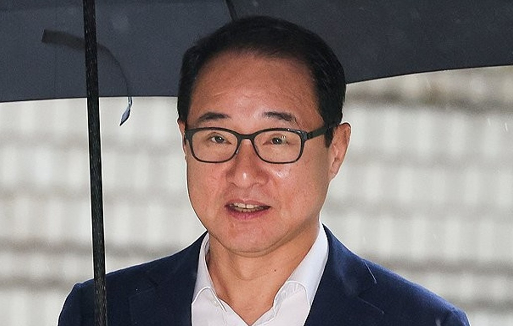 이성만 전 무소속 의원이 2024년 4월 15일 오전 서울 서초구 서울중앙지방법원에서 열린 더불어민주당 전당대회 돈 봉투 수수 관련 1심 첫 공판에 출석하고 있다. 2024.4.15 [사진=연합뉴스]