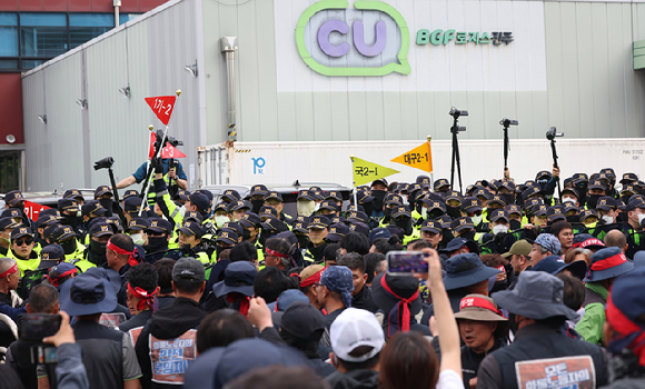 '화물연대 사망 조합원 진상규명 및 책임자 처벌 촉구 결의대회'가 열린 21일 오후 경남 진주시 정촌면 BGF로지스 진주센터 주변에 전날 발생한 차 사고의 화물차가 주차돼 있다. [사진=연합뉴스]