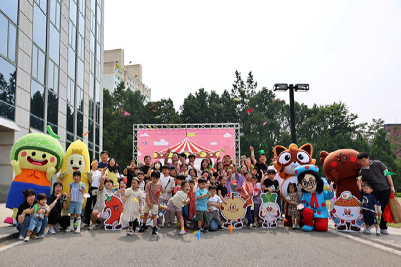 농심 직원 가족초청 행사 패밀리데이에서 종이비행기를 날리고 있다. [사진=농심]