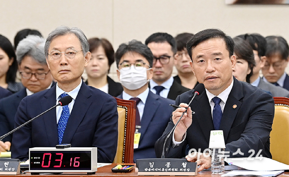 김종철 방송미디어통신위원회 위원장이 12일 서울 여의도 국회에서 열린 과학기술정보통신위원회 국정감사에서 질의에 답변하고 있다. [사진=곽영래 기자]