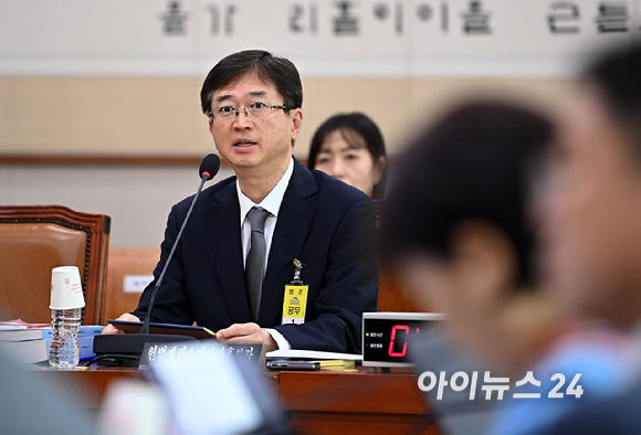 오영준 헌법재판소 재판관 후보자가 18일 오전국회 법제사법위원회에서 열린 인사청문회에서 질의에 답변하고 있다. [사진=곽영래 기자]