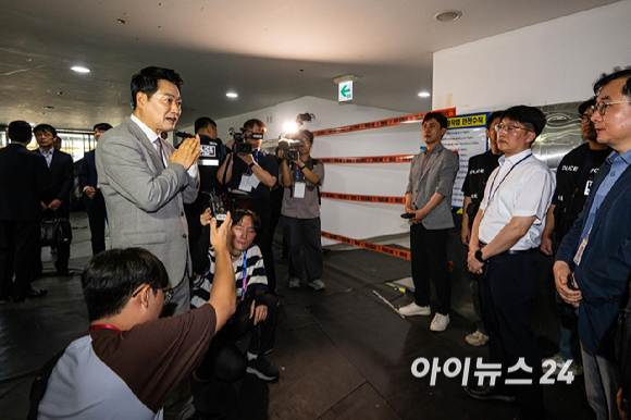 장동혁 국민의힘 대표가 8일 서울 송파구 올림픽공원 핸드볼 경기장에 진입해 선거 관련 용품들이 보관된 곳을 살펴보고 있다. 이날 대한체육회 산하 9개 종목 단체는 장비 반출을 위해 6&middot;3 지방선거 당시 개표소로 사용된 올림픽공원 핸드볼 경기장에 진입했다. 2026.09.08 사진공동취재단 [사진=사진공동취재단 ]