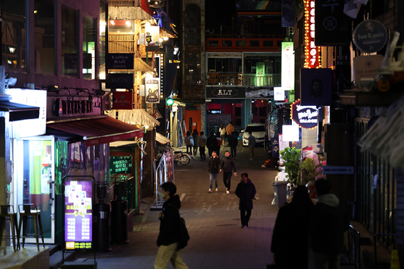 이태원 참사 관련 국가애도기간 종료 이튿날인 6일 밤 서울 용산구 이태원 참사 현장 인근 상점이 영업을 재개한 모습이다. 2022.11.06. [사진=뉴시스]