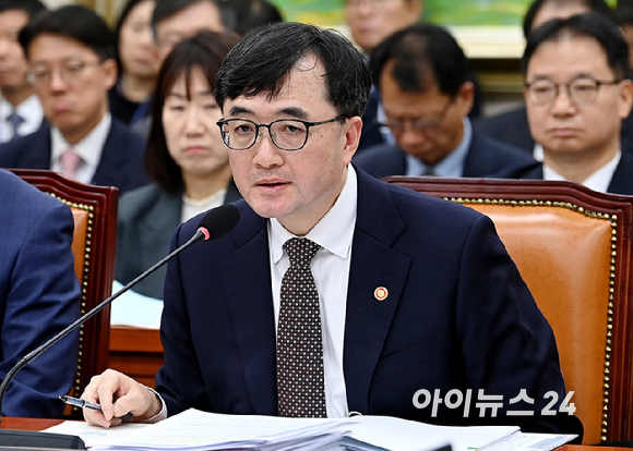 임기은 국무조정실장이 21일 서울 여의도 국회에서 열린 정무위원회 종합국정감사(국무조정실 등)에서 의원 질의에 답변하고 있다. [사진=곽영래 기자]
