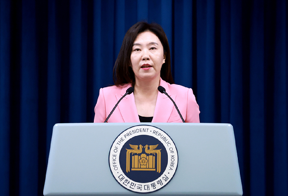 이재명 대통령이 지난 6일 서울 한남동 관저에서 도널드 트럼프 미국 대통령과 전화 통화를 하기 위해 수화기를 들고 있다. 2025.6.6 [사진=연합뉴스]