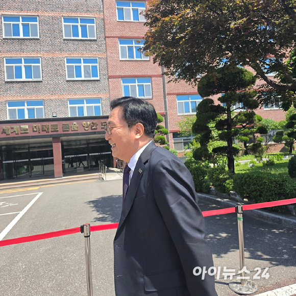 현대건설 직원들이 30일 서울 강남구 압구정고등학교에서 열린 시공사 선정 총회 직후 세레머니를 하고 있다. 이날 현대건설은 압구정5구역을 수주했다. 2026.05.30 [사진=이효정 기자 ]