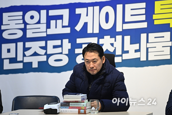 장동혁 국민의힘 대표가 16일 서울 여의도 국회 로텐더홀에서 통일교 및 공천뇌물 특검 수용을 촉구하며 단식을 이어가고 있다. [사진=곽영래 기자]