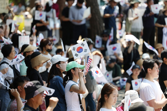 6&middot;3 지방선거 투표용지 부족 사태로 시작한 서울 송파구 올림픽공원 핸드볼경기장 일대 '개표소 봉쇄 시위'가 이어지는 가운데 지난 16일 한 시위 참가자가 대한체육회 등 입주 단체 관계자들의 진입을 막아서고 있다. [사진=연합뉴스]