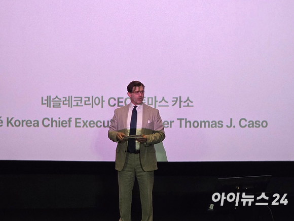 토마스 카소 네슬레코리아 대표가 21일 서울 영등포구 CGV영등포점에서 열린 기자 간담회에서 차세대 커피 시스템 '네스카페 돌체구스토 네오'를 소개하고 있다. [사진=전다윗 기자]