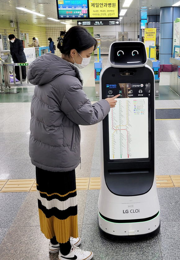 LG전자 안내로봇인 LG 클로이 가이드봇(LG CLOi GuideBot)이 대구도시철도 1호선 상인역에서 고객들을 맞이하고, 지하철 관련 정보와 역사 내 주요시설을 안내한다. 지하철을 이용하는 시민이 LG 클로이 가이드봇을 통해 노선도를 확인하고 있다. [사진=LG전자]