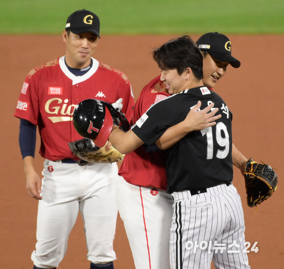 '조선의 4번 타자' 롯데 이대호의 은퇴식이 8일 부산 동래구 사직야구장에서 열린 가운데 이대호의 다양한 모습. [사진=정소희 기자]