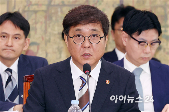 최휘영 문화체육관광부 장관이 14일 서울 여의도 국회에서 열린 국회 문화체육관광위원회 문화체육관광부에 대한 국정감사에서 질의에 답변하고 있다. [사진=곽영래 기자]