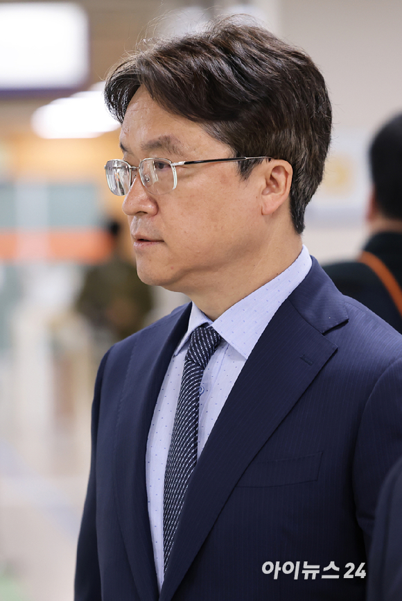 박현종 전 BHC 회장이 22일 서울 서초구 서울중앙지방법원에서 열린 횡령&middot;배임 관련 공판에 출석하고 있다. [사진=사진공동취재단]