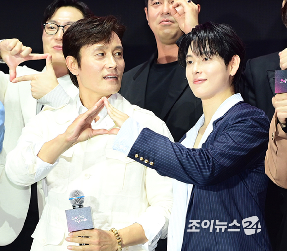 배우 이병헌과 임시완이 28일 오후 서울시청 앞 서울광장에서 열린 넷플릭스·서울특별시 공동주최 2025 K콘텐츠 서울여행주간 '오징어 게임​' 시즌3 피날레 이벤트에 참석하고 있다. [사진=정소희 기자]
