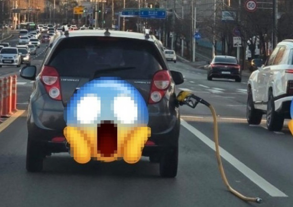 주유건 꽂은 채 주행하는 차량 [사진=인터넷 커뮤니티 갈무리. ]