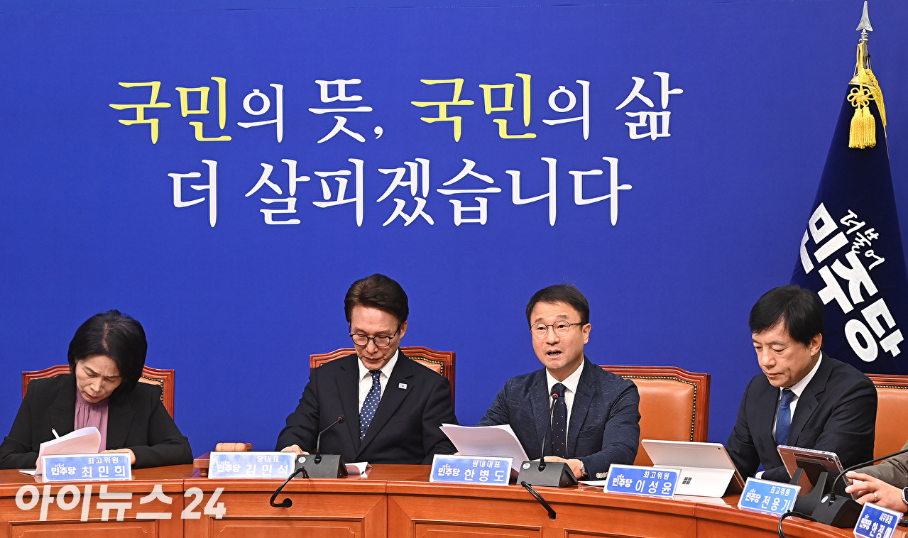 조국혁신당 김준형 원내대표가 21일 국회에서 더불어민주당 한병도 원내대표에게 조희대 대법원장에 대한 탄핵소추안을 전달하기 위해 민주당 원내대표실로 향하고 있다. 2026.10.21 [사진=연합뉴스]
